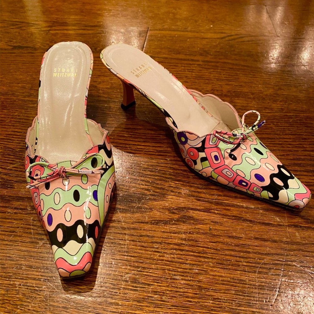 Stuart Weitzman Abstract Scallop Edge Mule Slide